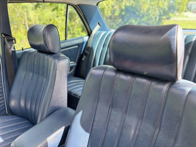 Mercedes-benz-240d-1983-Gray-13