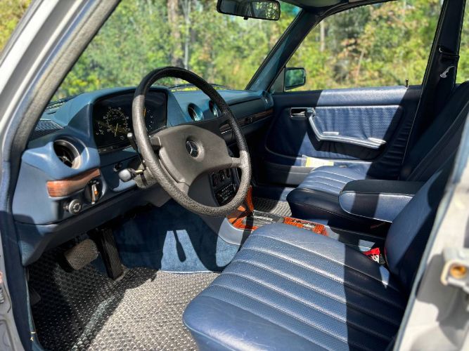 Mercedes-benz-240d-1983-Gray-14