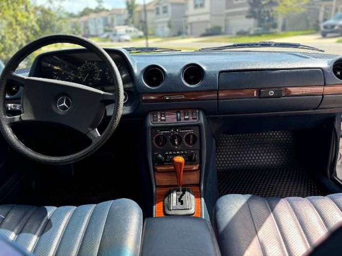 Mercedes-benz-240d-1983-Gray-15