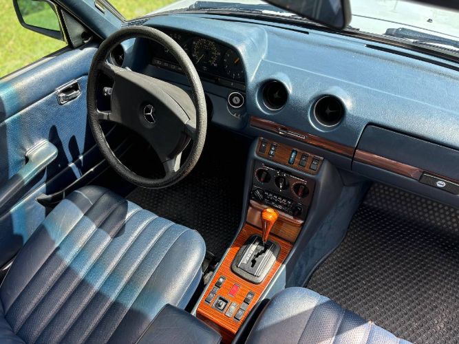 Mercedes-benz-240d-1983-Gray-18