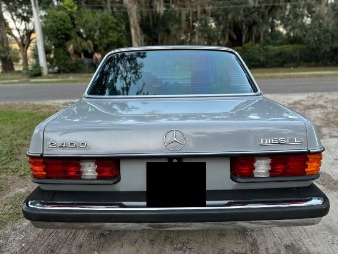 Mercedes-benz-240d-1983-Gray-2