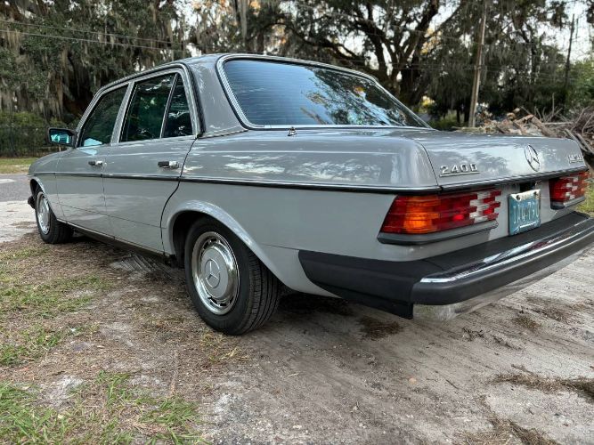 Mercedes-benz-240d-1983-Gray-23