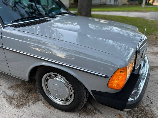 Mercedes-benz-240d-1983-Gray-3