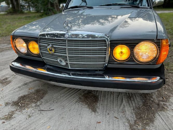 Mercedes-benz-240d-1983-Gray-4