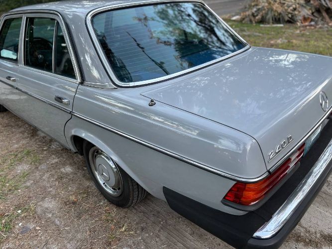 Mercedes-benz-240d-1983-Gray-6
