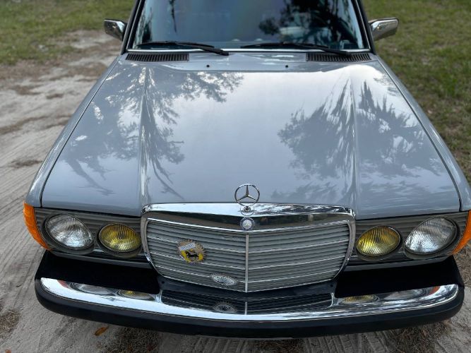 Mercedes-benz-240d-1983-Gray-7