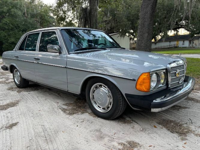 Mercedes-benz-240d-1983-Gray-8