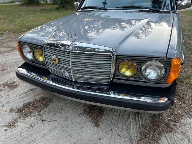 Mercedes-benz-240d-1983-Gray-9