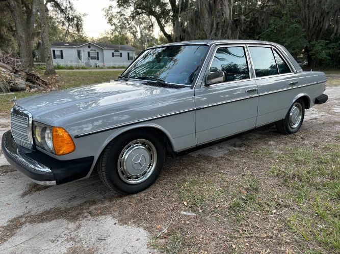 Mercedes-benz-240d-1983-Gray