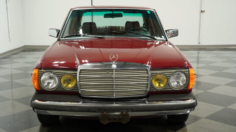 Mercedes-benz-240d-1983-Orient-Red-Maroon-12