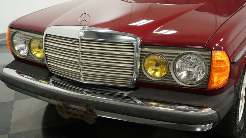 Mercedes-benz-240d-1983-Orient-Red-Maroon-15