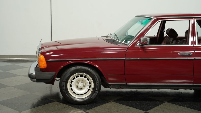 Mercedes-benz-240d-1983-Orient-Red-Maroon-17