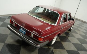 Mercedes-benz-240d-1983-Orient-Red-Maroon-20