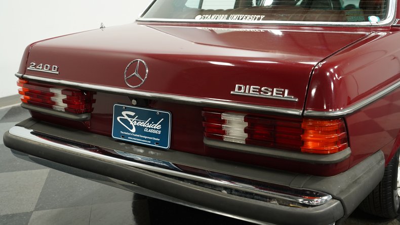 Mercedes-benz-240d-1983-Orient-Red-Maroon-21