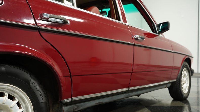 Mercedes-benz-240d-1983-Orient-Red-Maroon-22
