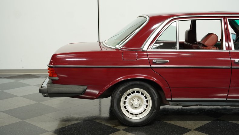 Mercedes-benz-240d-1983-Orient-Red-Maroon-23