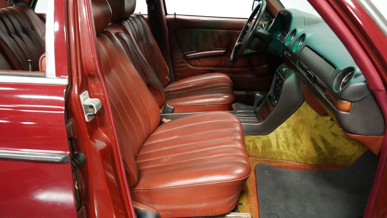 Mercedes-benz-240d-1983-Orient-Red-Maroon-24