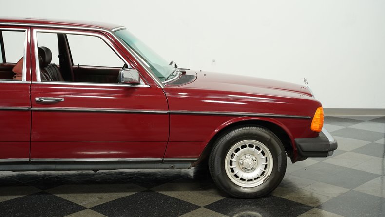 Mercedes-benz-240d-1983-Orient-Red-Maroon-25