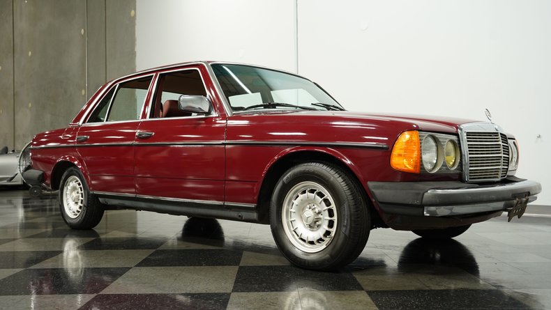 Mercedes-benz-240d-1983-Orient-Red-Maroon-26
