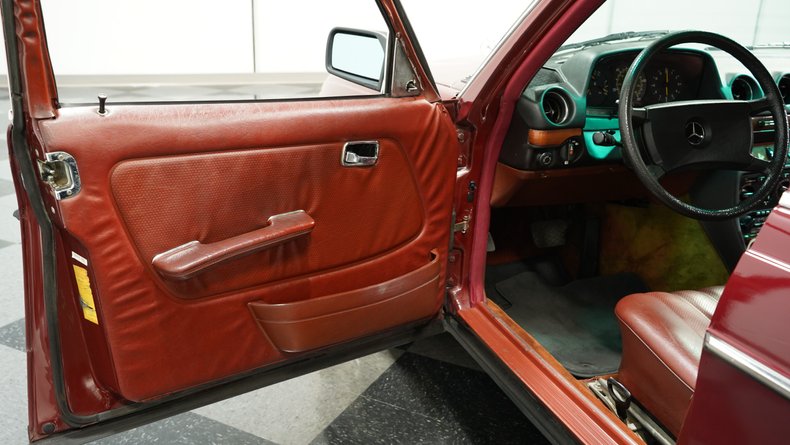 Mercedes-benz-240d-1983-Orient-Red-Maroon-30