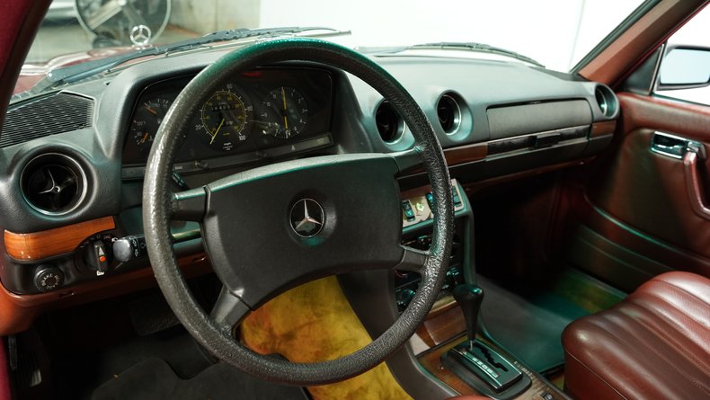 Mercedes-benz-240d-1983-Orient-Red-Maroon-31