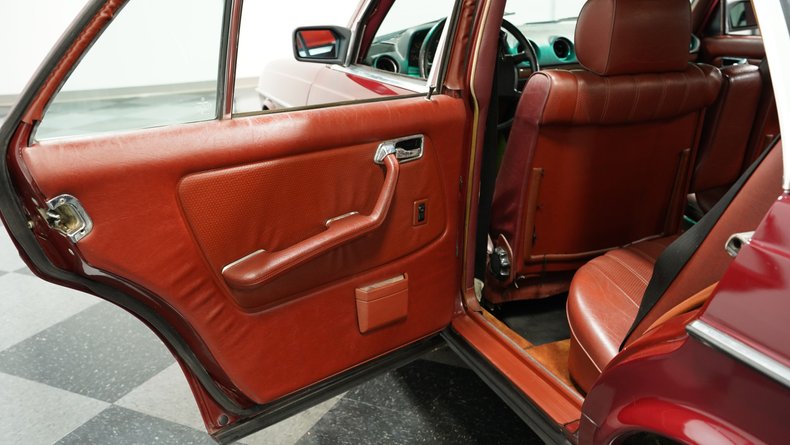 Mercedes-benz-240d-1983-Orient-Red-Maroon-36
