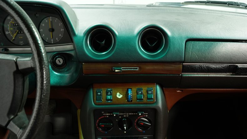 Mercedes-benz-240d-1983-Orient-Red-Maroon-38