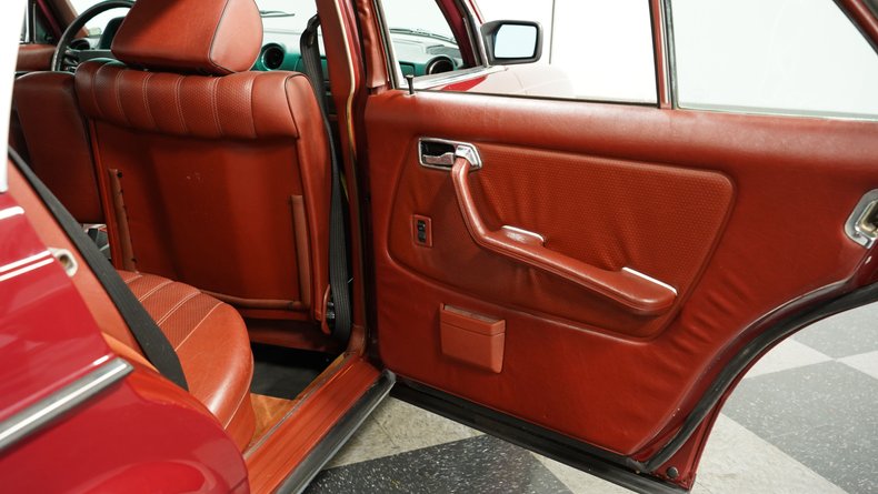 Mercedes-benz-240d-1983-Orient-Red-Maroon-40