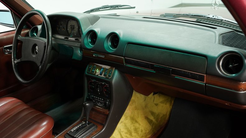 Mercedes-benz-240d-1983-Orient-Red-Maroon-41