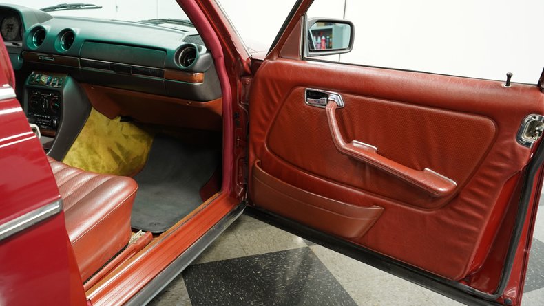 Mercedes-benz-240d-1983-Orient-Red-Maroon-44