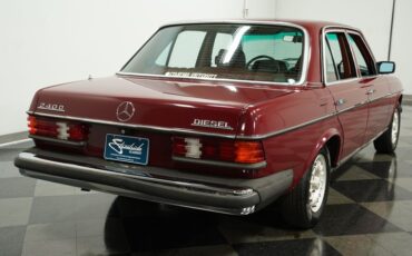 Mercedes-benz-240d-1983-Orient-Red-Maroon-7