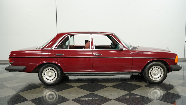 Mercedes-benz-240d-1983-Orient-Red-Maroon-9