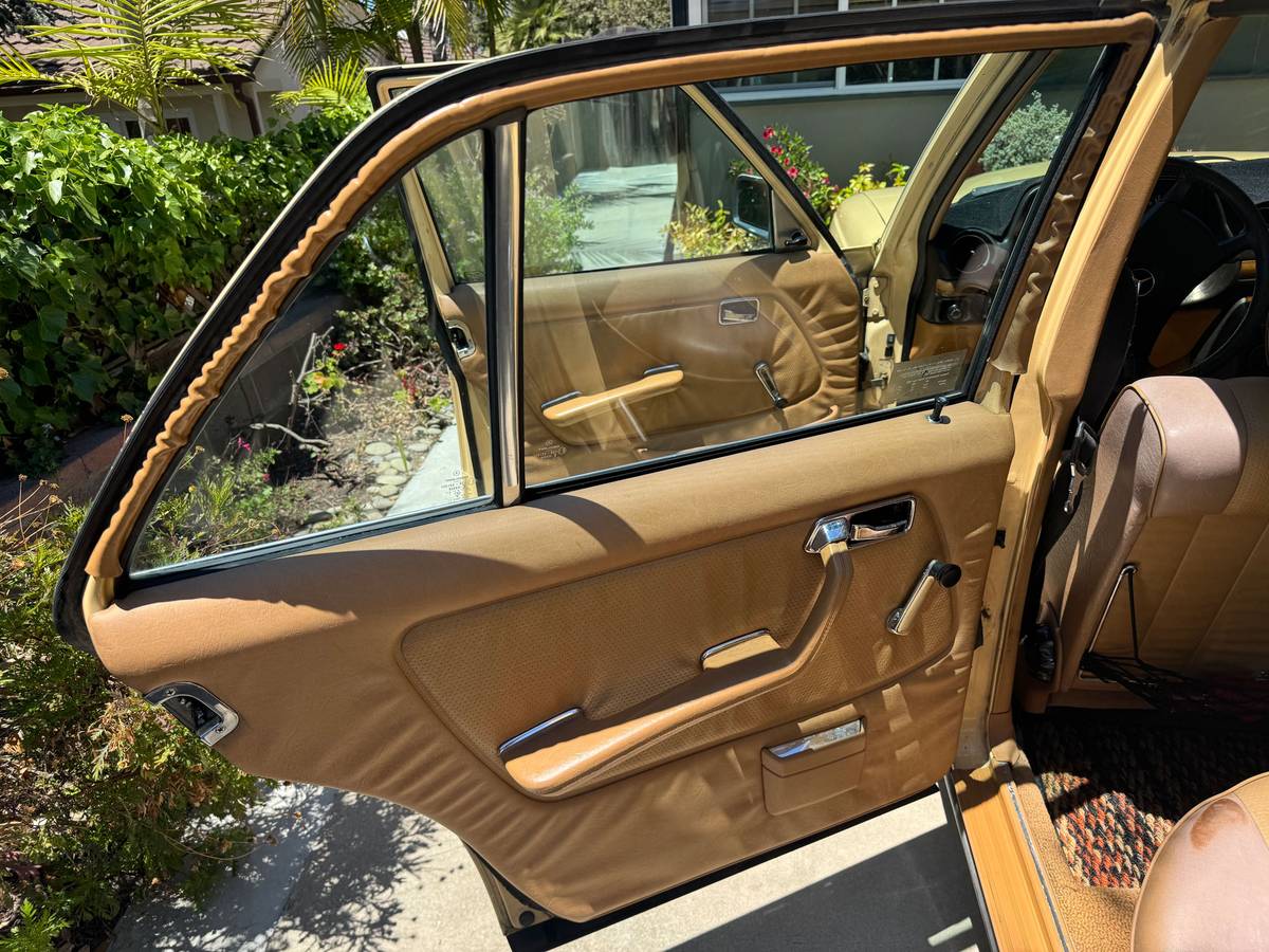Mercedes-benz-240d-diesel-1982-1