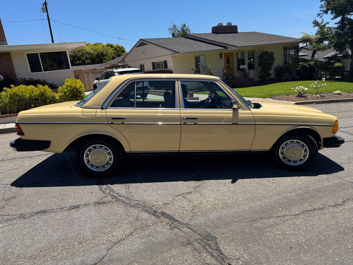 Mercedes-benz-240d-diesel-1982-11