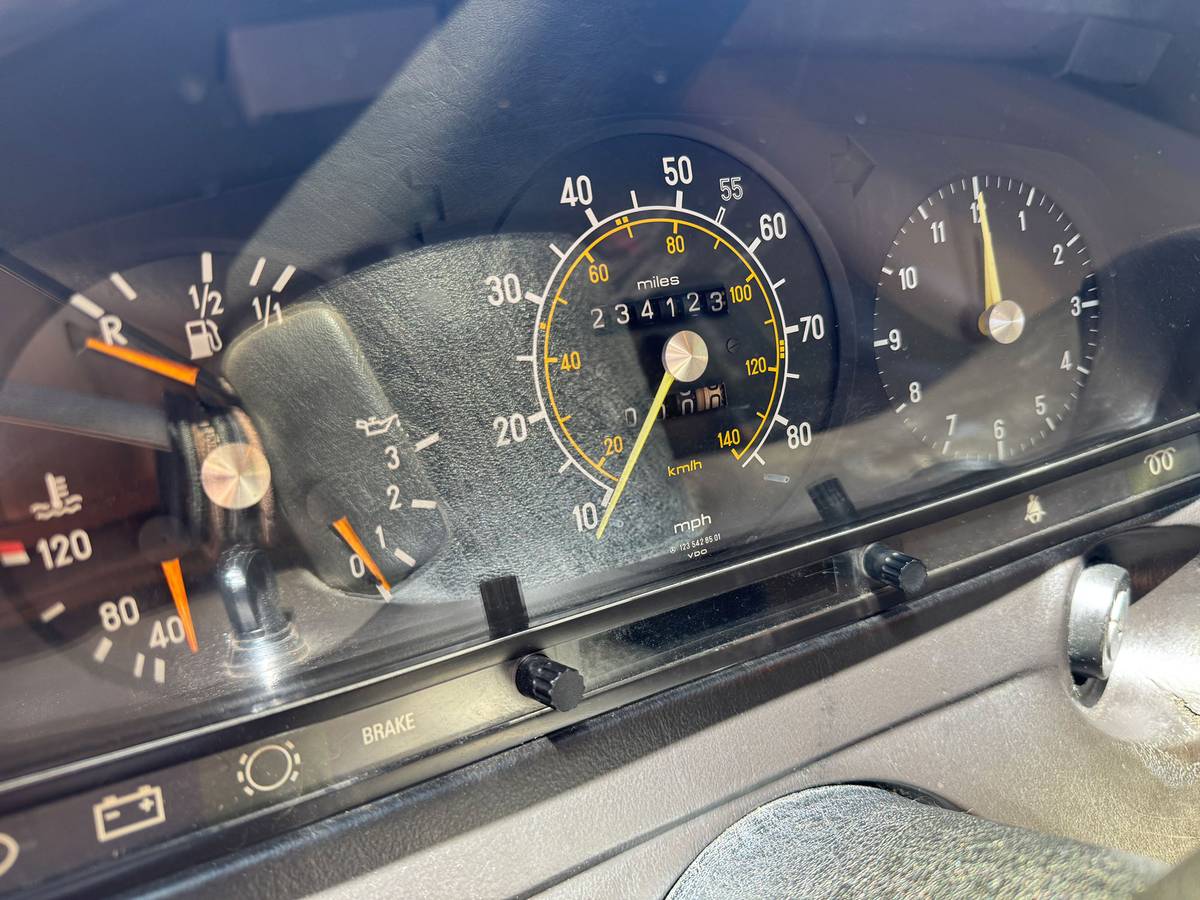 Mercedes-benz-240d-diesel-1982-13