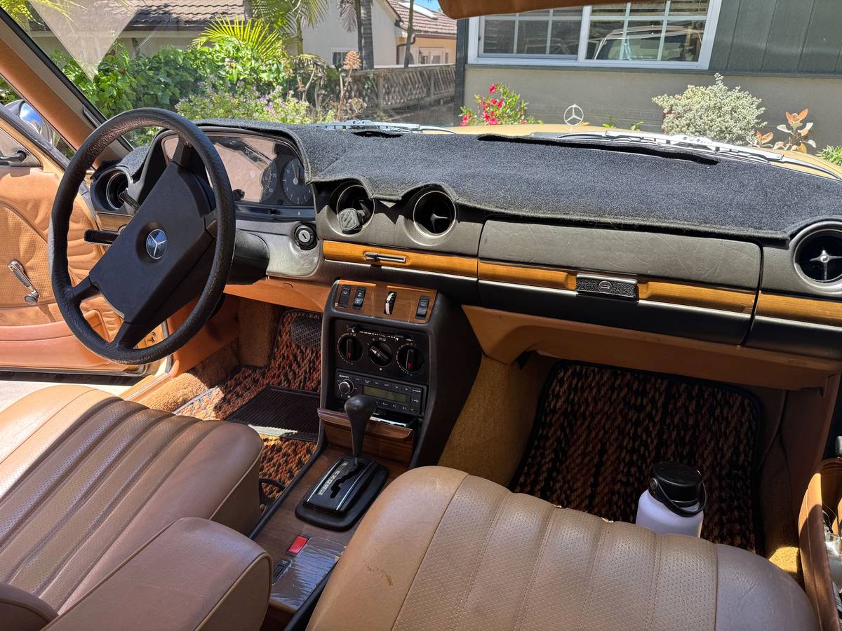 Mercedes-benz-240d-diesel-1982-19
