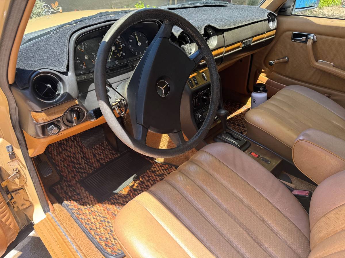 Mercedes-benz-240d-diesel-1982-2