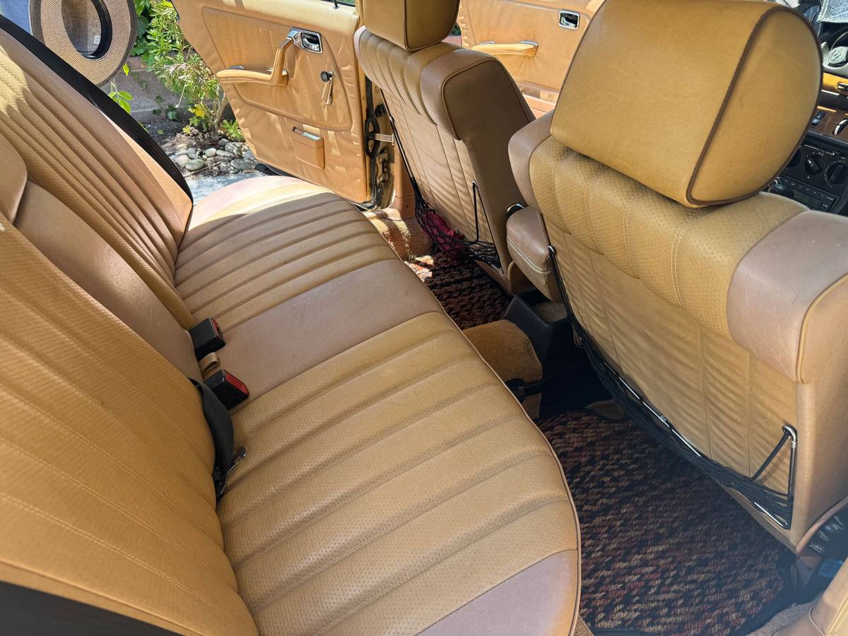 Mercedes-benz-240d-diesel-1982-21