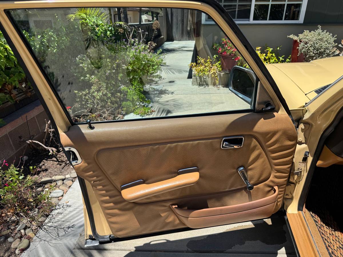 Mercedes-benz-240d-diesel-1982-3