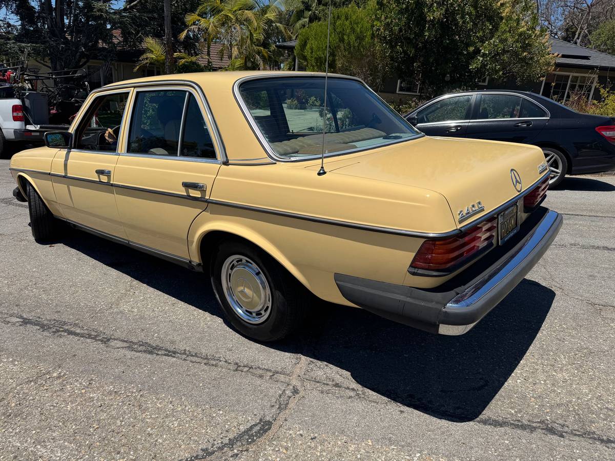 Mercedes-benz-240d-diesel-1982-8