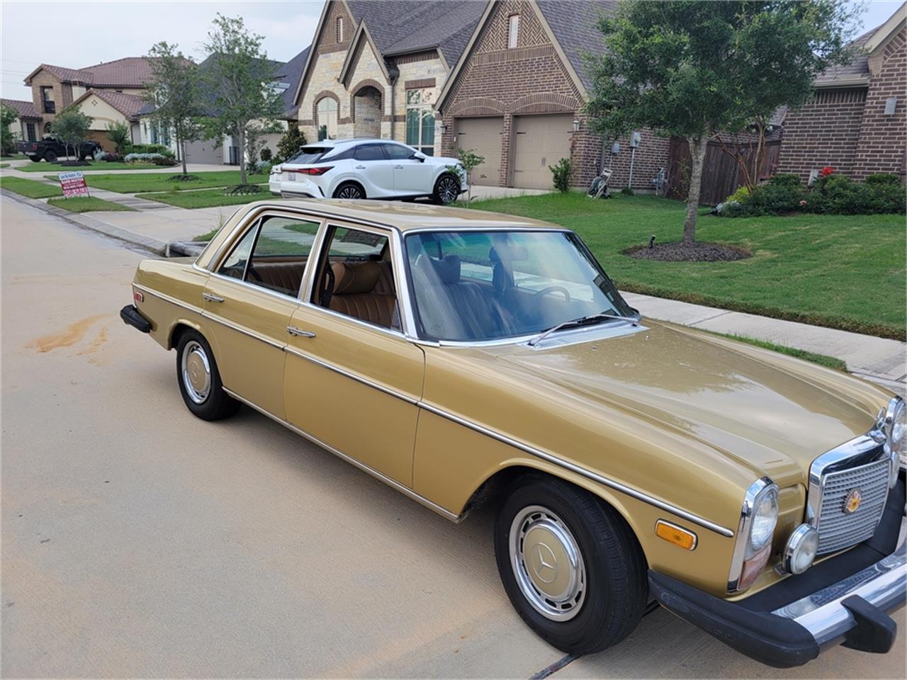 Mercedes-benz-280-1976-Gold-Tan-14