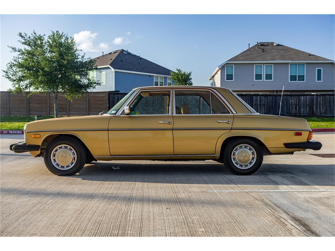Mercedes-benz-280-1976-Gold-Tan-15