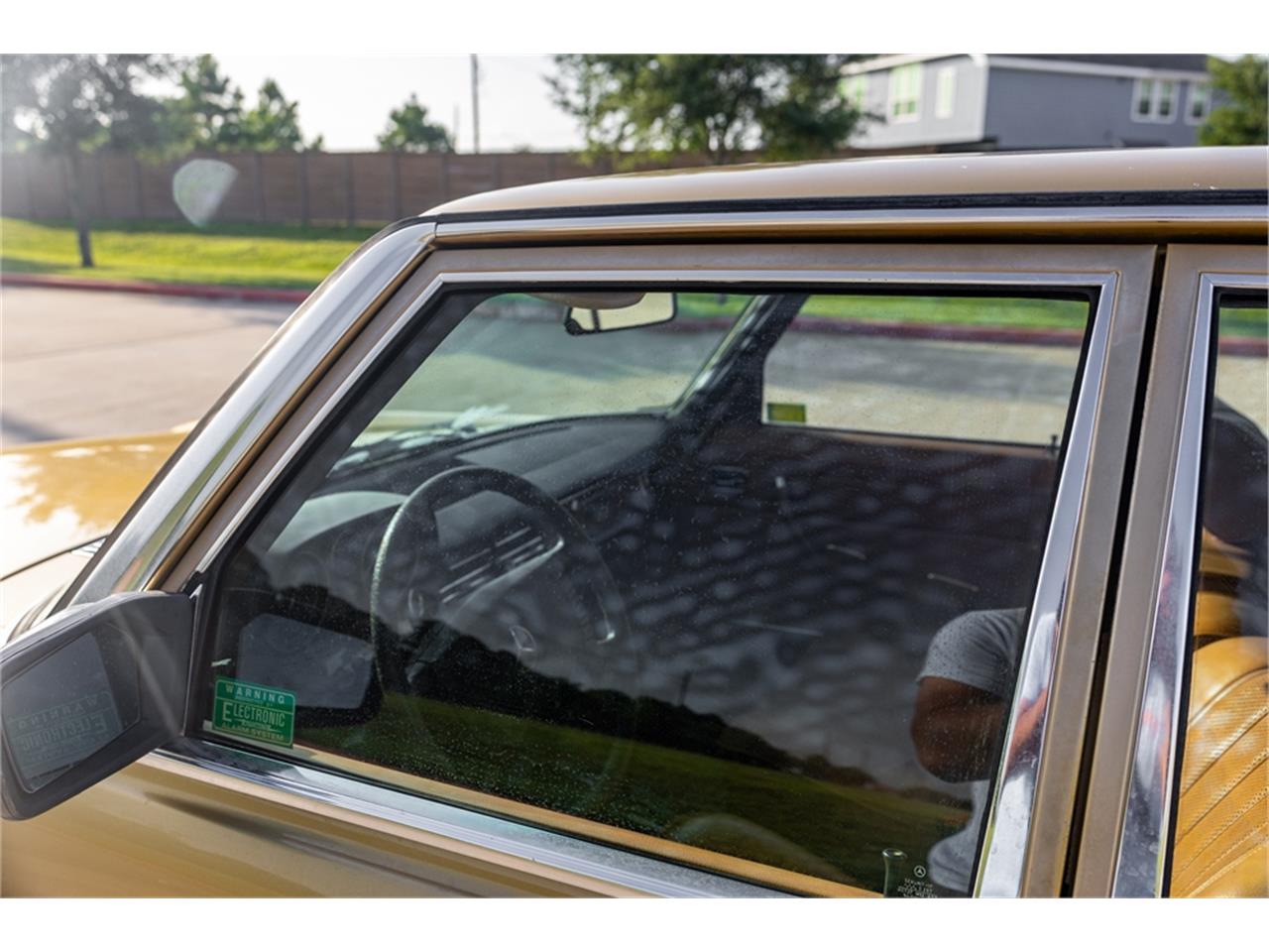 Mercedes-benz-280-1976-Gold-Tan-29