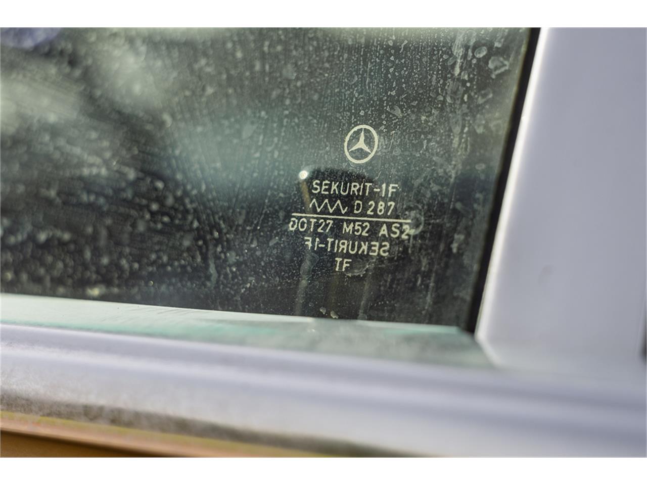 Mercedes-benz-280-1976-Gold-Tan-31