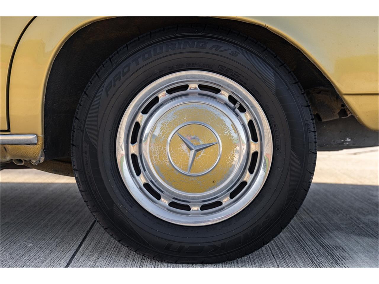 Mercedes-benz-280-1976-Gold-Tan-33