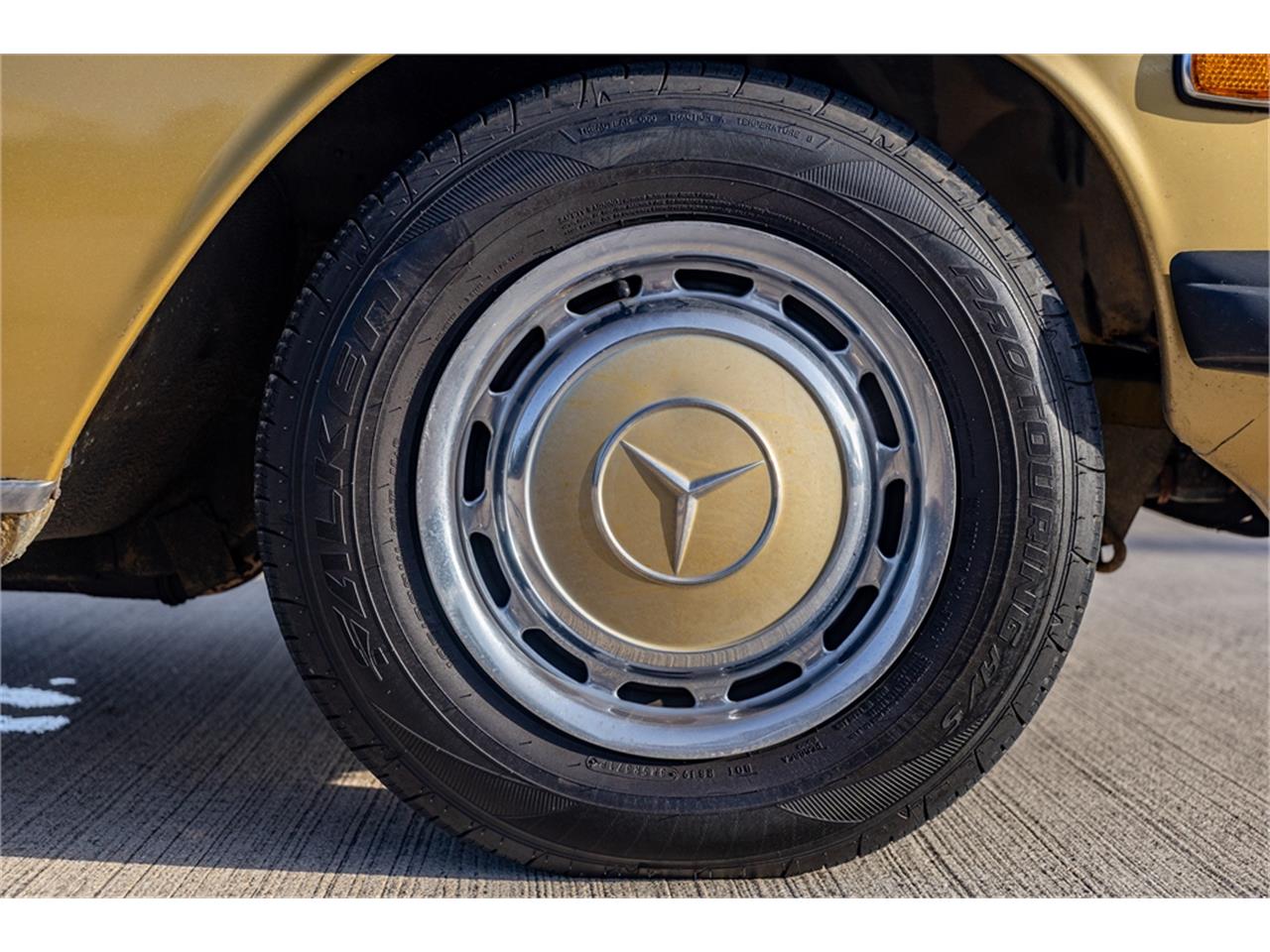 Mercedes-benz-280-1976-Gold-Tan-35