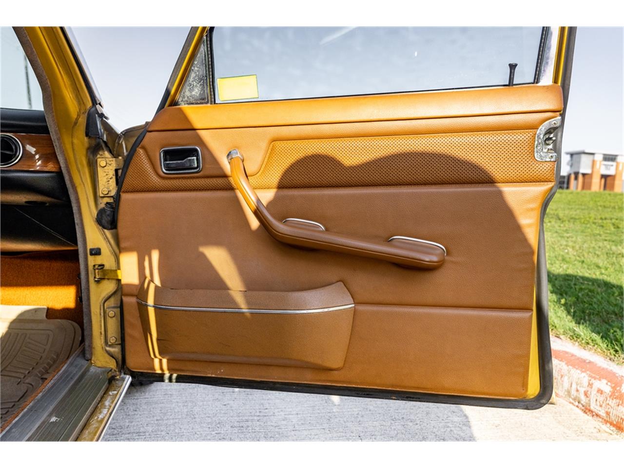 Mercedes-benz-280-1976-Gold-Tan-37