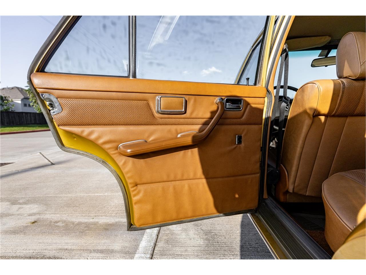 Mercedes-benz-280-1976-Gold-Tan-38
