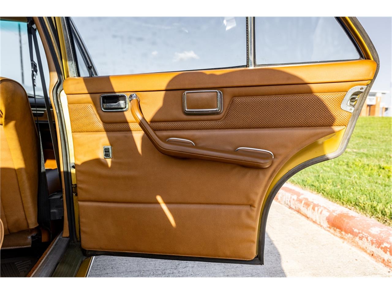 Mercedes-benz-280-1976-Gold-Tan-39
