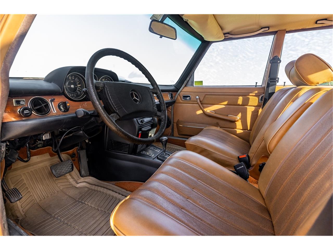 Mercedes-benz-280-1976-Gold-Tan-40